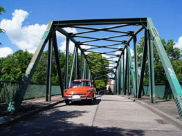 Die Amtsbrücke gibt immer eine tolle Kulisse für die liebevoll aufgearbeiten Oldtimer ab. Foto: Gudrun Billowie